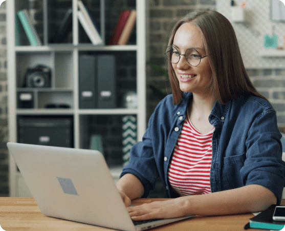 Frau arbeitet am Laptop in einem modernen Büro.