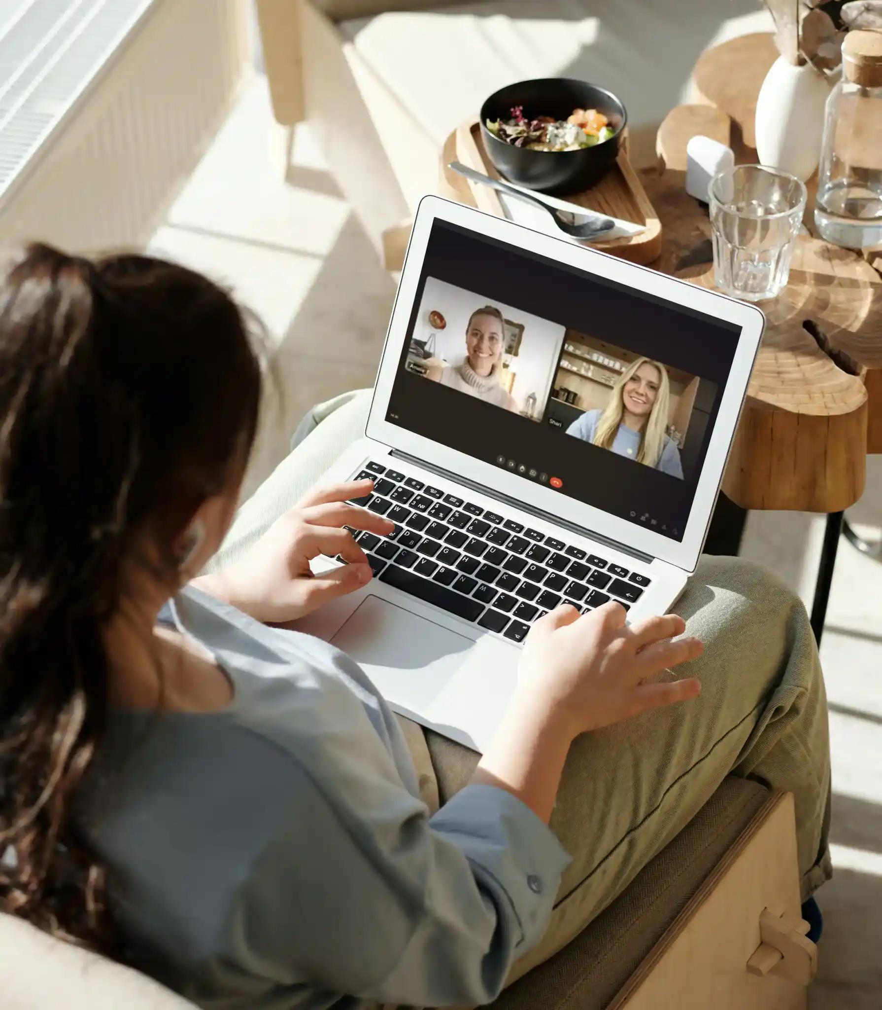 Frau führt ein Videoanruf auf Laptop.