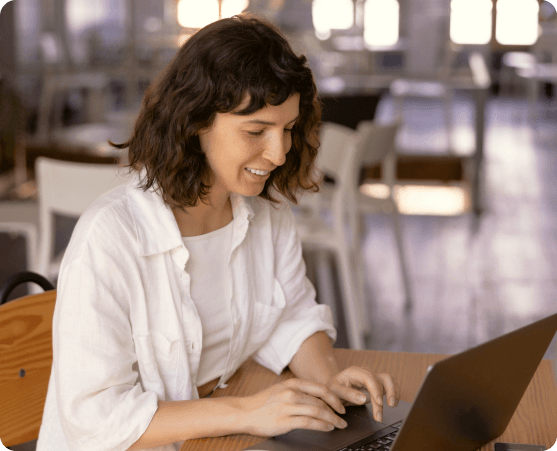 Frau arbeitet am Laptop in einem Café.