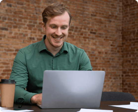 Mann, der an Laptop arbeitet