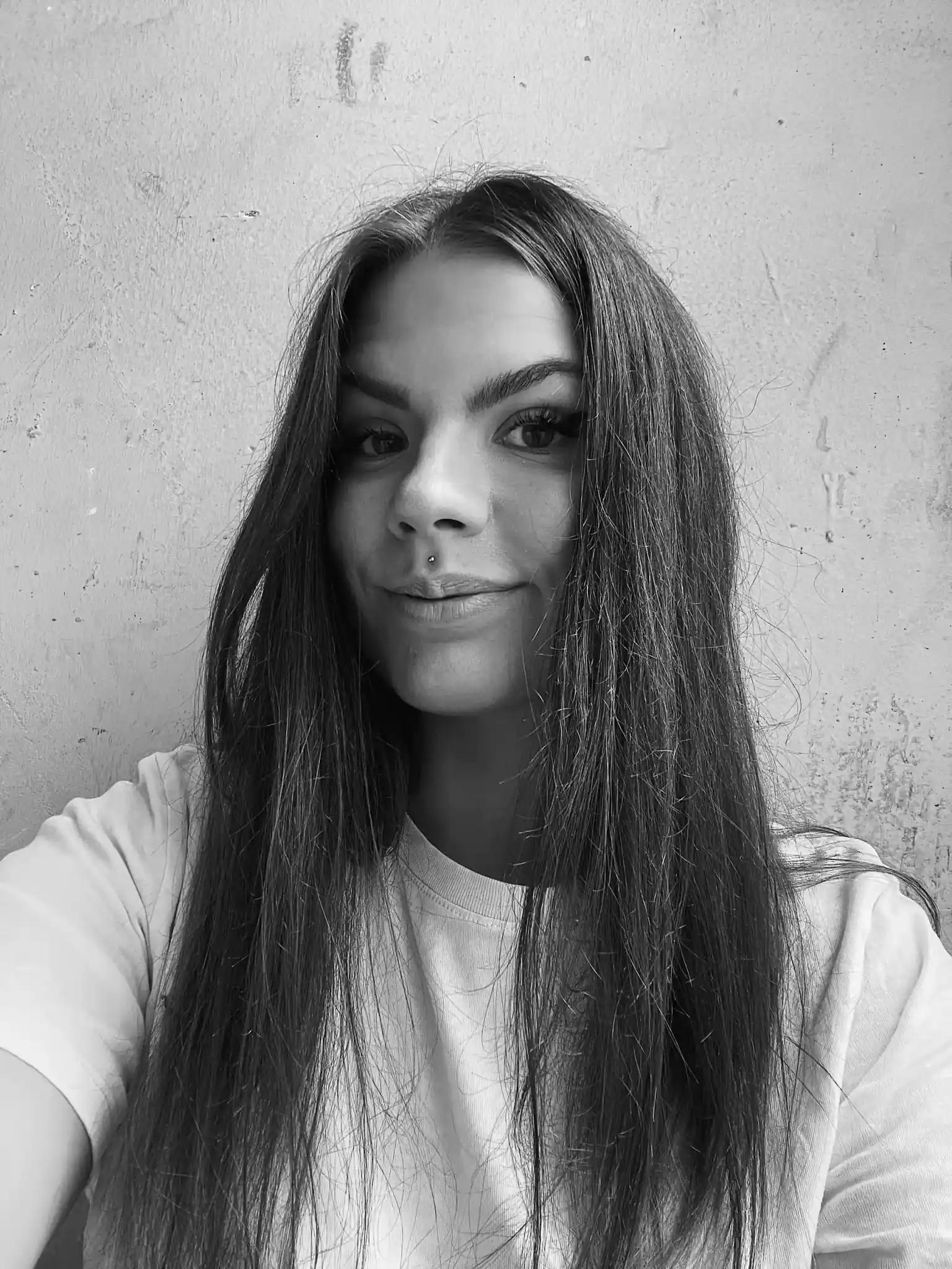 Schwarzweiß-Porträt einer jungen Frau mit langen Haaren.