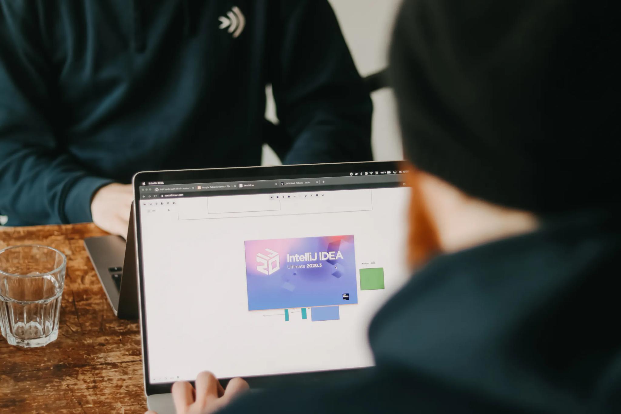 Person, der an einem Laptop mit IntelliJ IDEA Software arbeitet