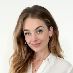 Porträt einer lächelnden jungen Frau mit langem Haar