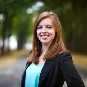 Porträt einer lächelnden Frau im Freien