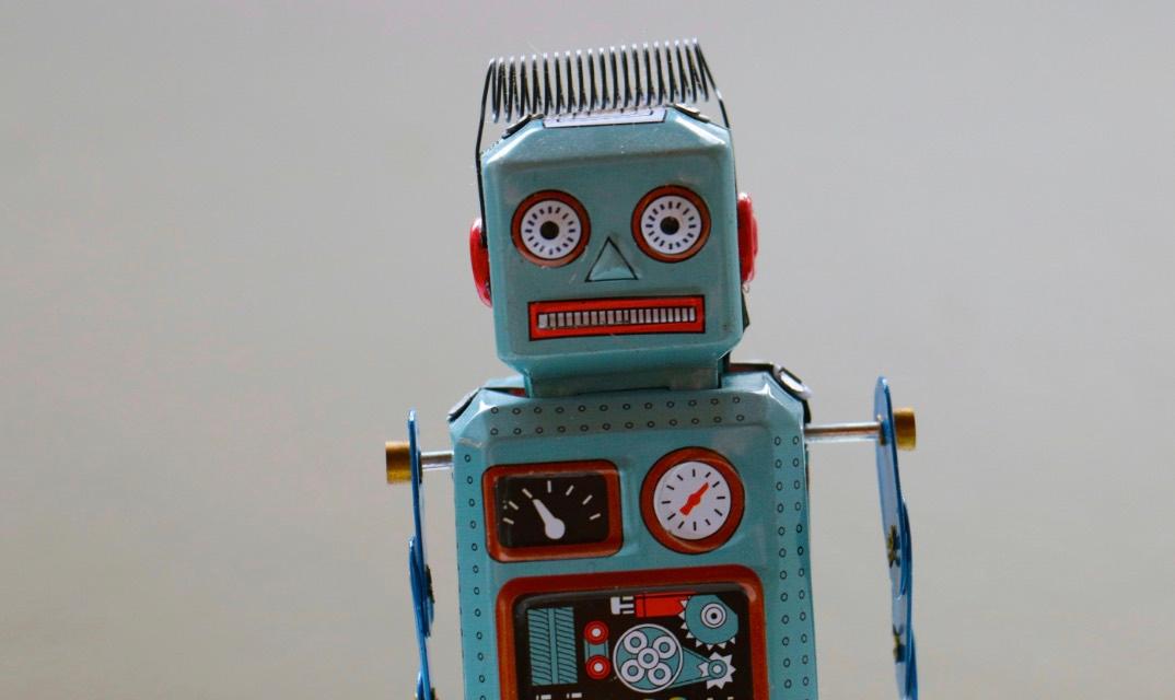 blauer Spielzeugroboter aus Metall