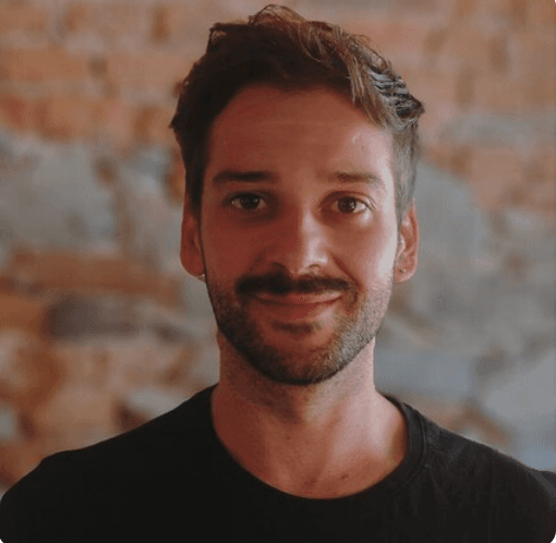 Porträt eines lächelnden Mannes vor unscharfem Hintergrund