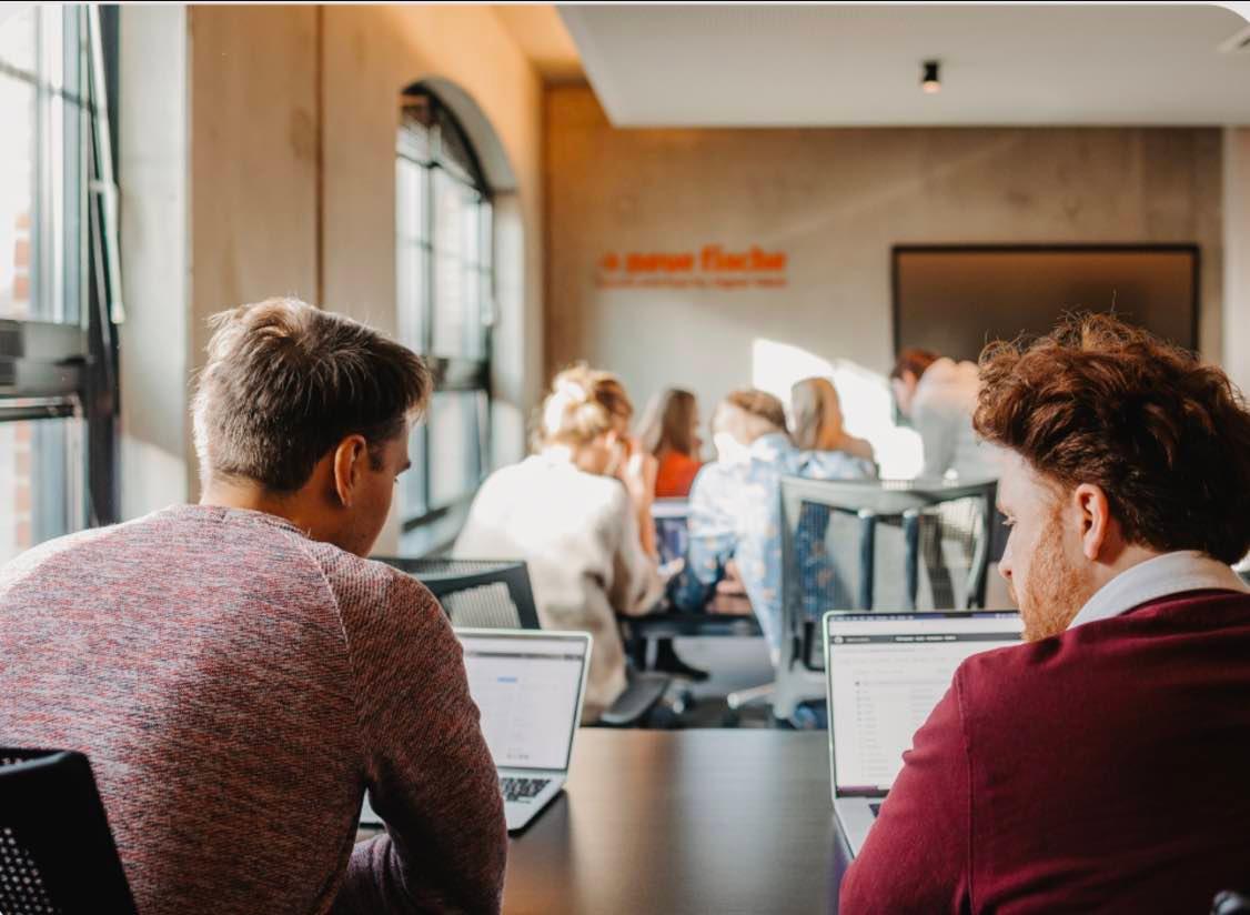 Gruppenmeeting im Büro mit Laptops