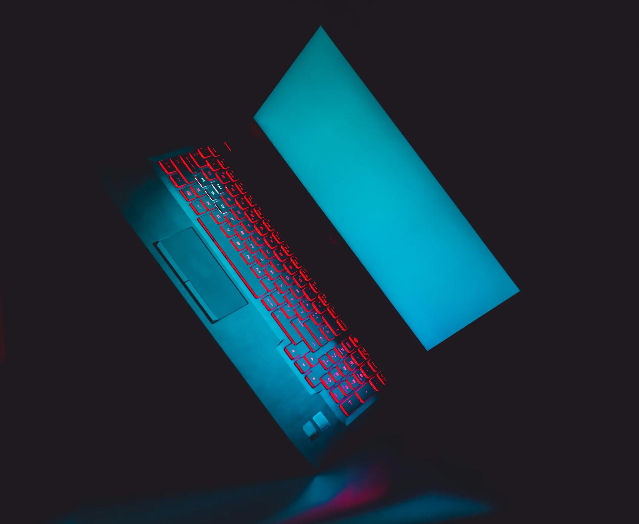 Computertastatur mit blauer Hintergrundbeleuchtung