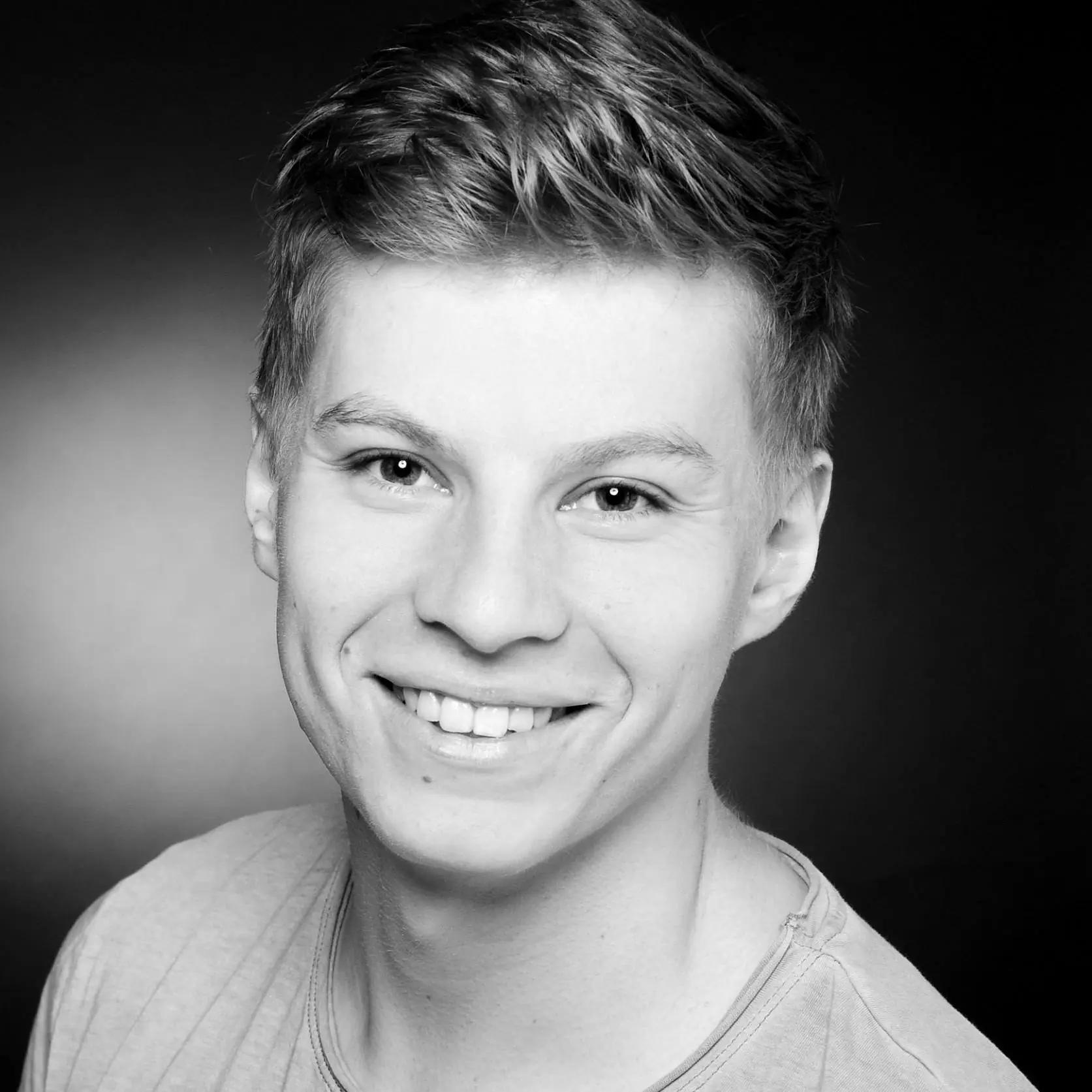 Porträt eines lächelnden jungen Mannes