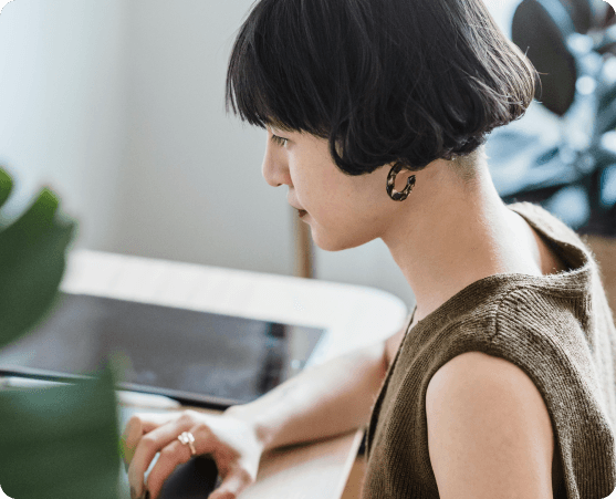 Frau arbeitet am Computer