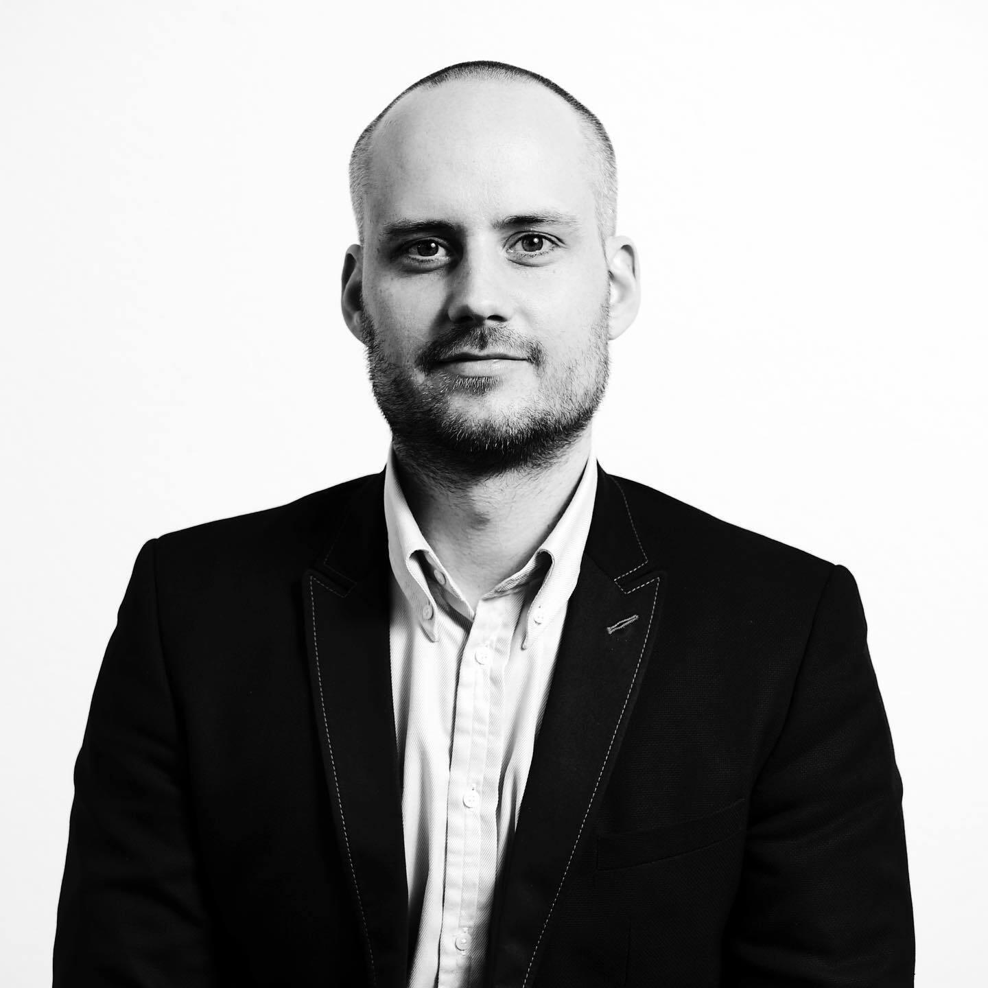 Porträt eines Mannes in Anzug in Schwarz-Weiß-Foto.