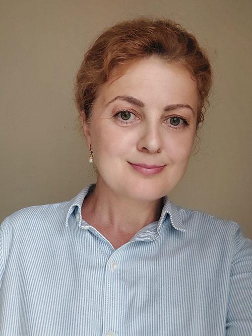 Porträt einer Frau mit rotem Haar und gestreiftem Hemd