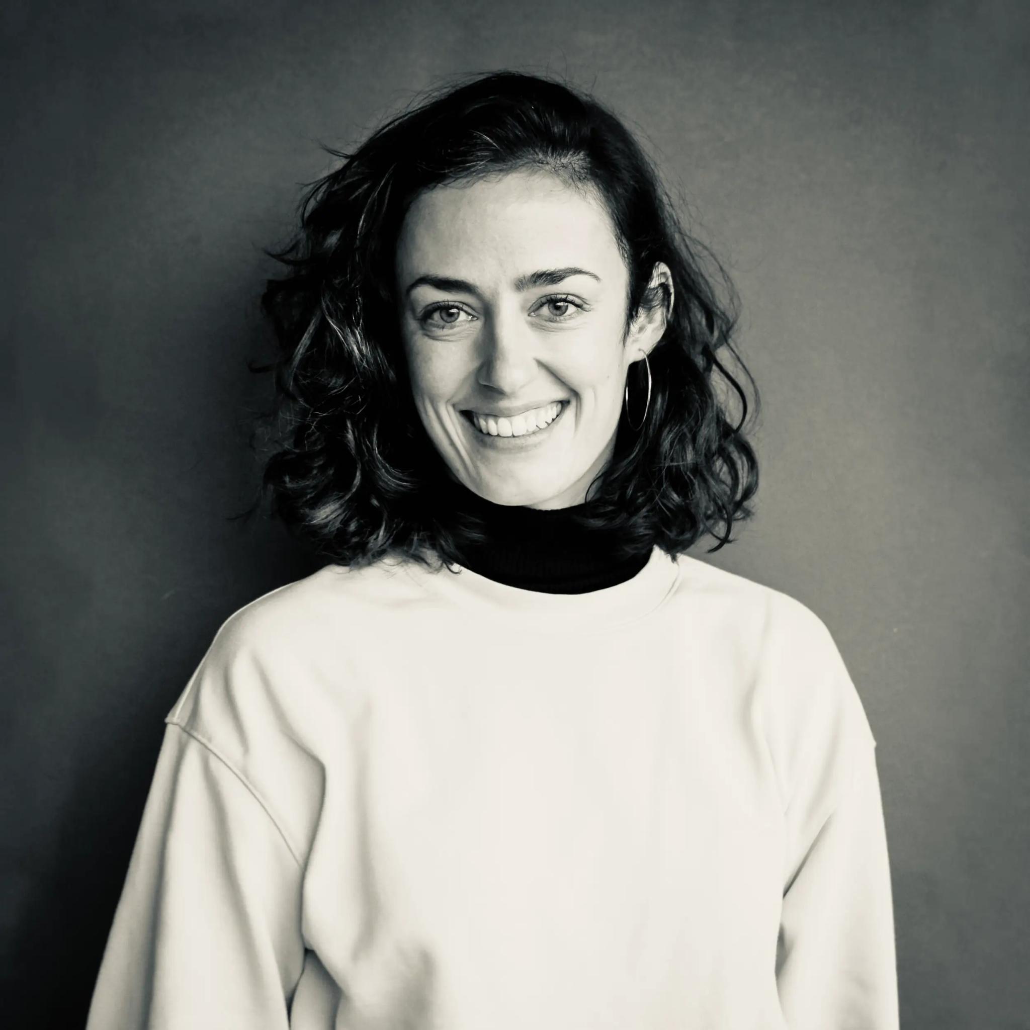 Porträt einer lächelnden Frau in Schwarz-Weiß