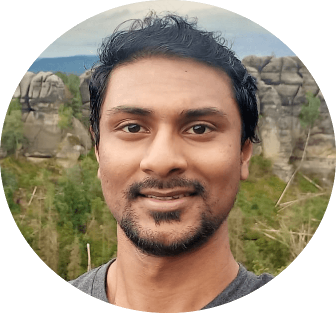 Porträt eines Mannes vor blauem Hintergrund