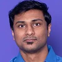 Porträt eines Mannes vor blauem Hintergrund