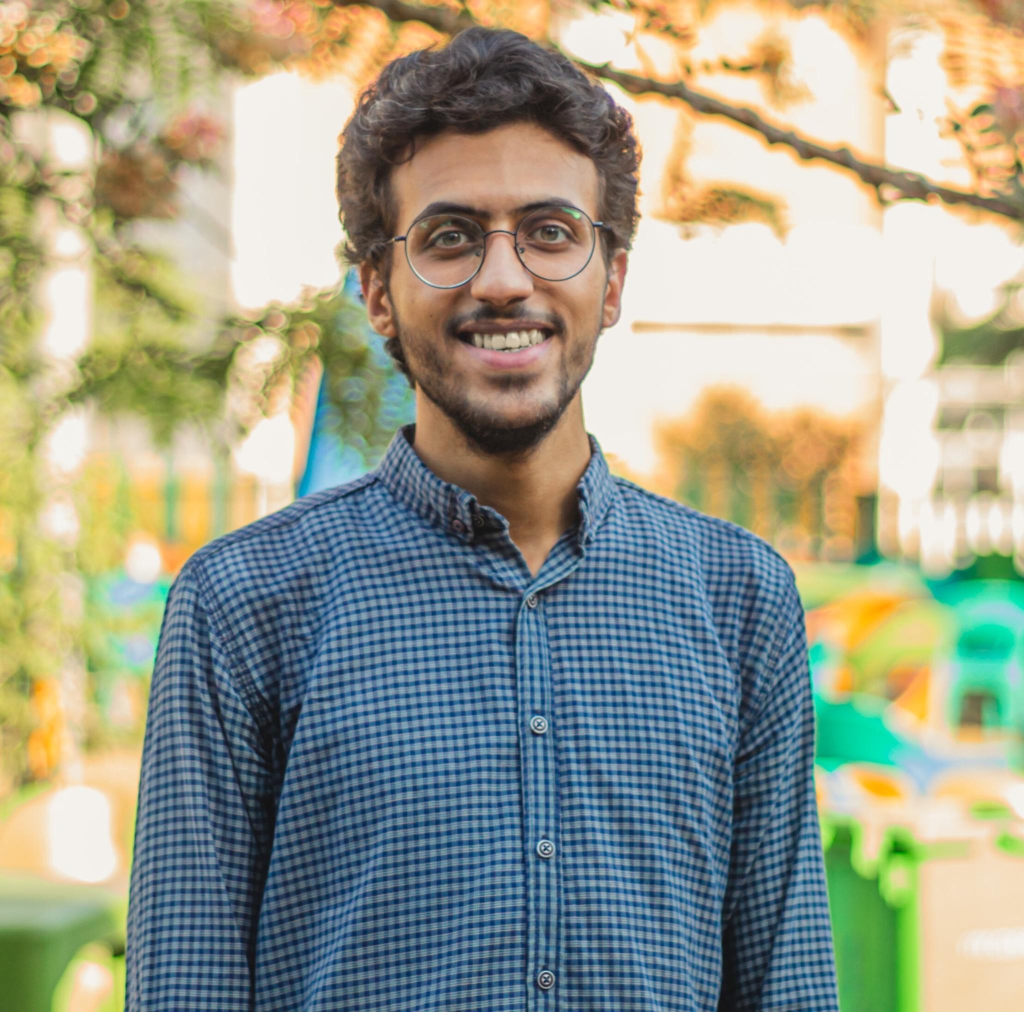 Porträt eines lächelnden jungen Mannes im Freien.