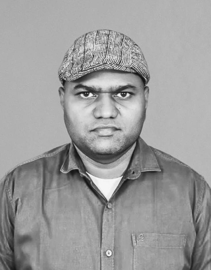 Schwarz-Weiß-Porträt eines Mannes mit Schirmmütze.