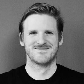 Schwarz-weiß-Porträt eines lächelnden Mannes