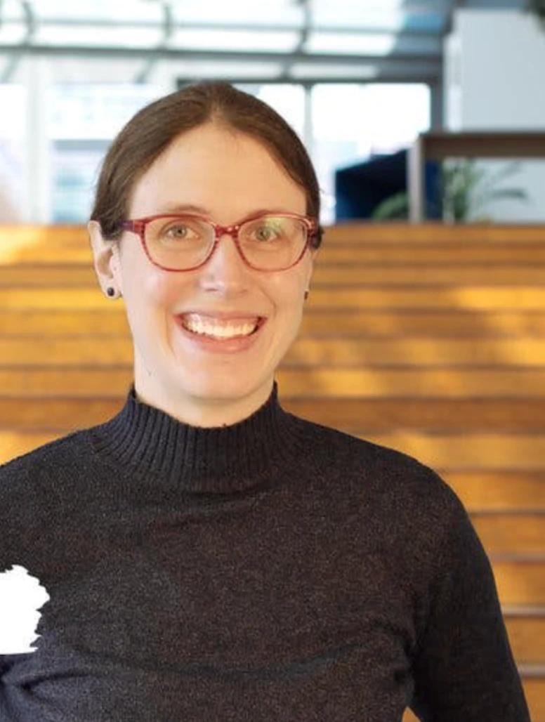Portrait of a smiling woman wearing glasses