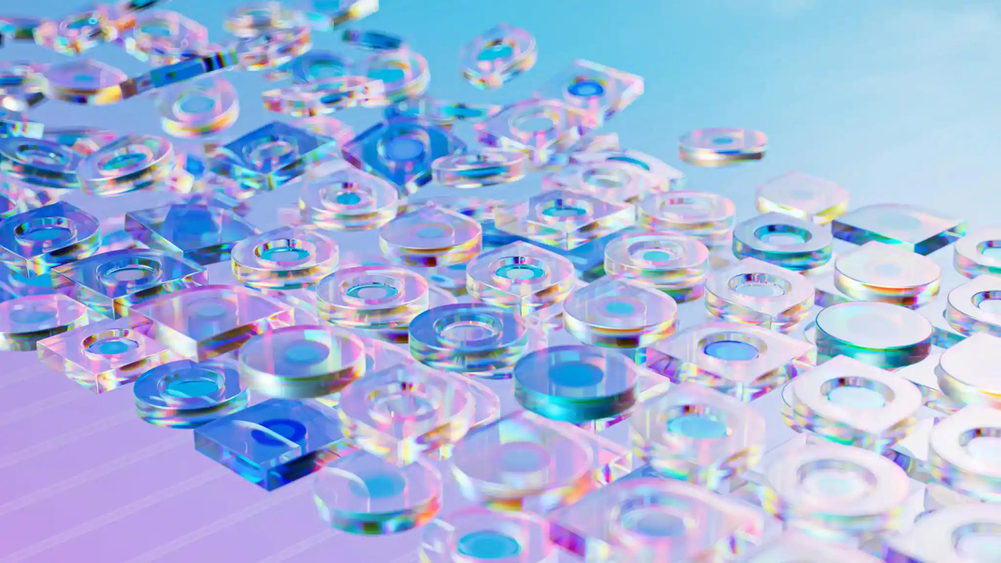 Transparente, bunte Glasformen auf einer Fläche